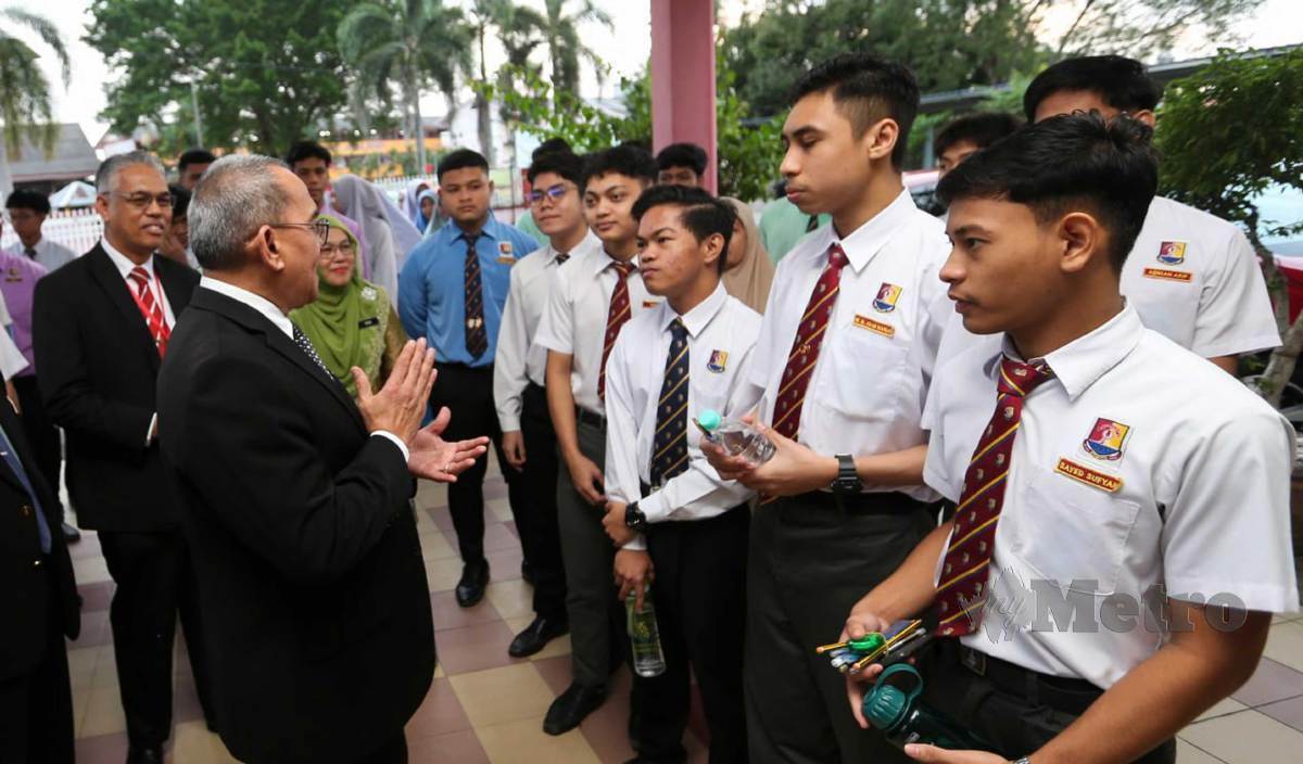 MOHD Zamri (kiri) memberi taklimat kepada pelajar-pelajar sebelum memasuki Dewan peperiksaan bertulis Bahasa Melayu Sijil Pelajaran Malaysia (SPM) tahun 2023 ketika meninjau di Sekolah Menengah Kebangsaan Dato' Ahmad Maher. FOTO Nik Abdullah Nik Omar