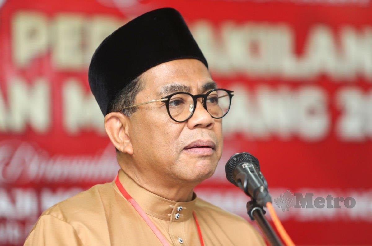 MOHAMED Khaled menyampaikan ucapan ketika hadir Mesyuarat Perwakilan Umno Bahagian Machang di Pusat Transformasi Ilmu, Bukit Tiu. FOTO Nik Abdullah Nik Omar