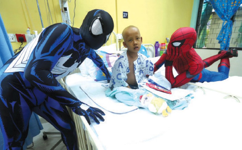 ADIWIRA Spiderman dan Venom bermesra dengan Muhammad Danish Hakim yang menghidap penyakit kanser lymphoma.