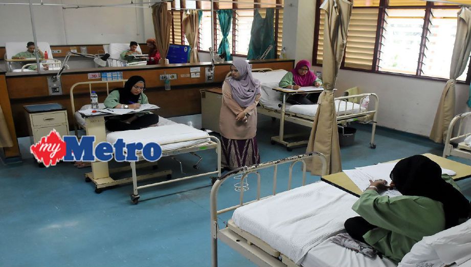 Seorang pengawas peperiksaan mengawasi calon yang menduduki peperiksaan SPM di Hospital Sultanah Nur Zahirah (HSNZ), Kuala Terengganu, hari ini. Foto SYAFIQ AMBAK