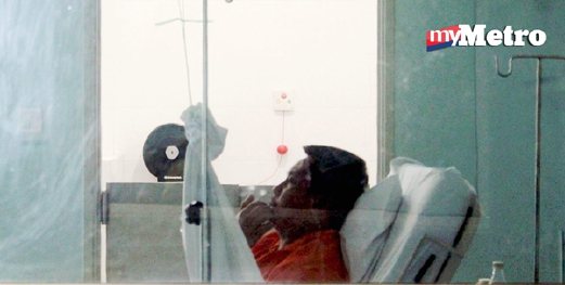 Koh Hon Seng ketika pertuduhan terhadapnya dibacakan dibacakan di Hospital Enche Besar Hajjah Kalsom, Kluang. - Foto ADNAN IBRAHIM