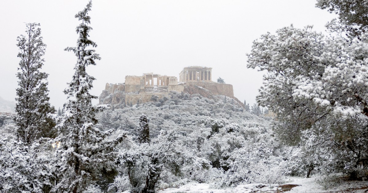 Athens dilanda salji