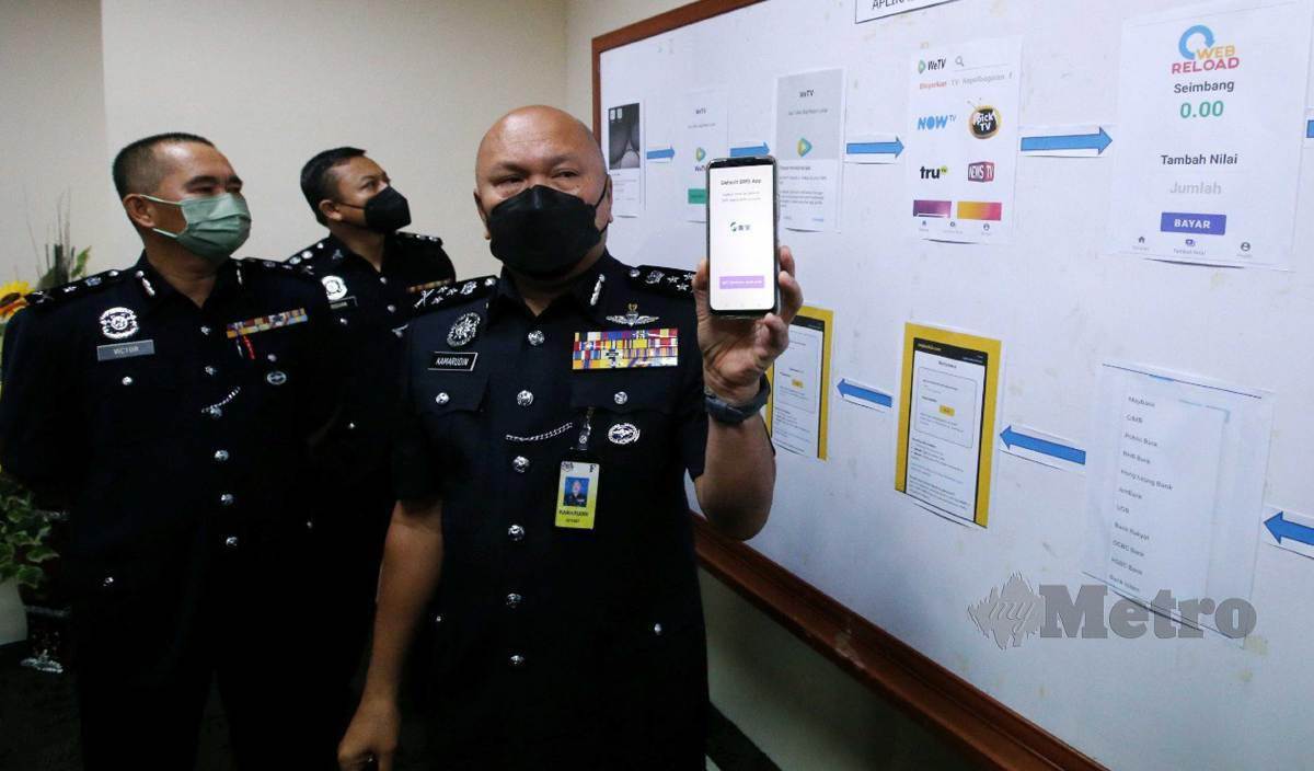 MOHD Kamarudin menunjukkan aplikasi yang digunakan sindiket penipuan jenayah dalam talian ketika sidang media di Ibu Pejabat JSJK Bukit Aman. FOTO Eizairi Shamsudin