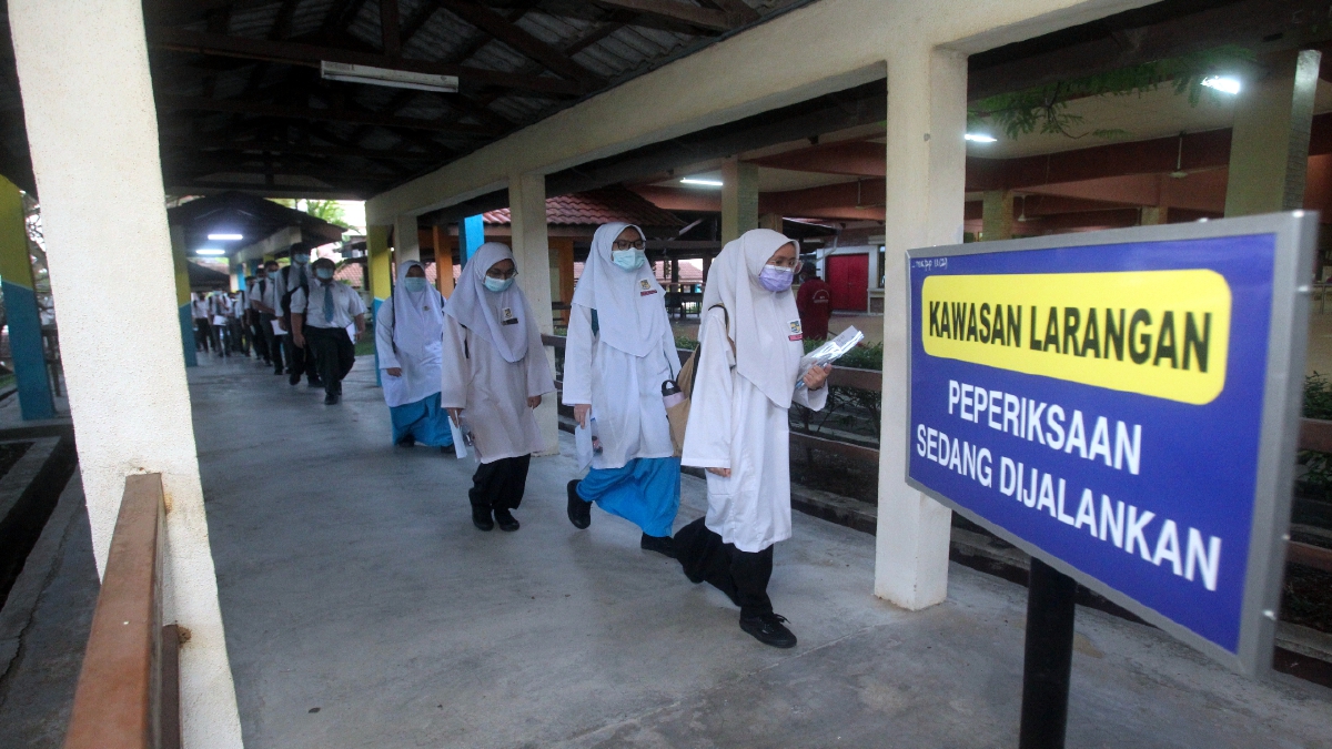 CALON SPM 2020 di sekolah sekitar Putrajaya bergerak menuju ke dewan peperiksaan. FOTO BERNAMA