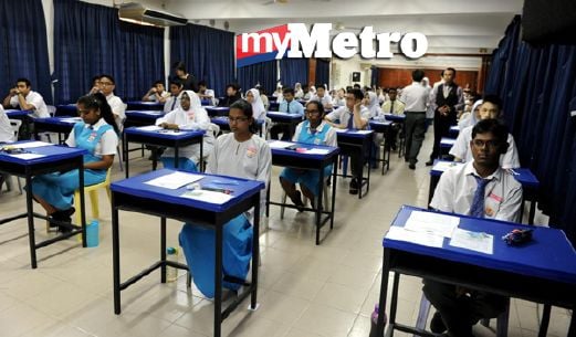 Calon SPM menduduki peperiksaan di dewan  Sekolah Menengah Kebangsaan (SMK) Bukit Jambul, Pulau Pinang. FOTO Ramdzan Masiam 