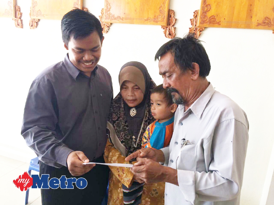 Muhammad Syahir menunjukkan keputusannya kepada ibu bapanya. FOTO Aizat Sharif