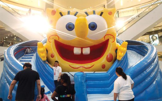 PERMAINAN pelampung kembung (inflatable) SpongeBob sempena cuti sekolah ini yang terbesar di Malaysia.