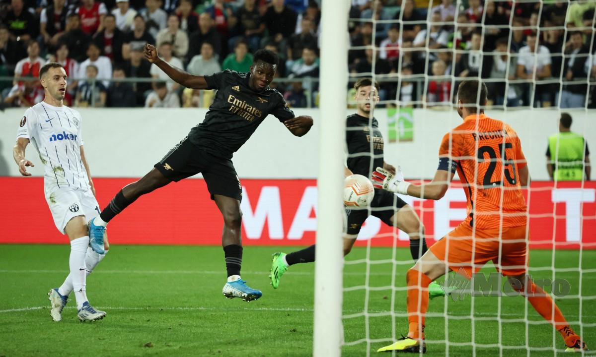 NKETIAH (tengah) menjaringkan gol kemenangan Arsenal. FOTO Reuters
