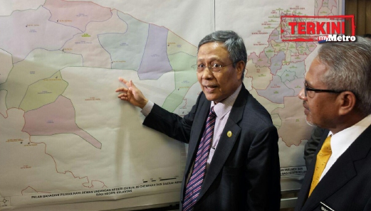 PENGERUSI SPR, Tan Sri Abdul Aziz Mohd Yusof menunjukkan peta kawasan DUN N 06 Chempaka. FOTO A'isyah Sukaimi