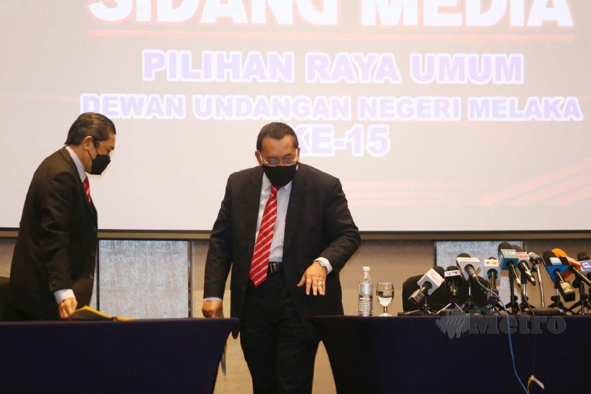 Abdul Ghani (kanan) selepas mengumumkan Hari Mengundi pada 20 November 2021 dan Urusan Pilihan Raya Umum Dewan Undangan Negeri (PRU DUN) Melaka Yang ke-15. FOTO SYAFEEQ AHMAD
