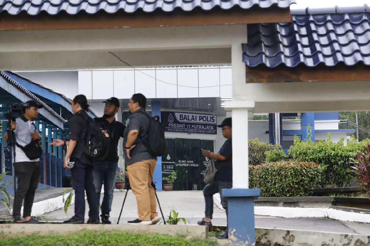 SEBAHAGIAN wartawan, jurugambar dan jurukamera yang menunggu ketibaan 'Mr H' bagi membantu siasatan kes bekas Ketua Pengarah J-KOM yang dikatakan akan memberi keterangan di Balai Polis Presint 11, Putrajaya.  FOTO Mohd Fadli Hamzah