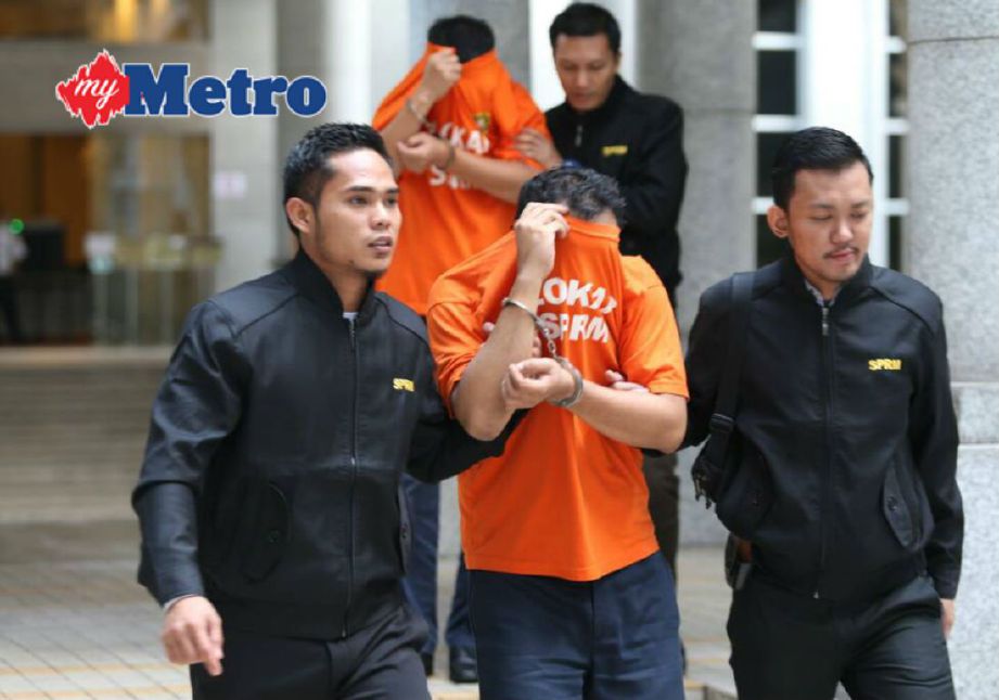 Pegawai SPRM membawa dua pengurusan kanan syarikat berasingan ke Mahkamah Majistret Putrajaya, hari ini. FOTO Abd Rahim Rahmat