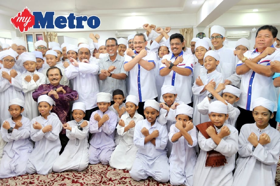 Dzulkifli (tengah) bersama Azmi (lima dari kanan) bergambar dengan pelajar tahfiz selepas hadir program KEJAR '17) di Ma'had As-Syarie, Kampung Melayu Majidee Johor Bahru. FOTO Zain Ahmed 