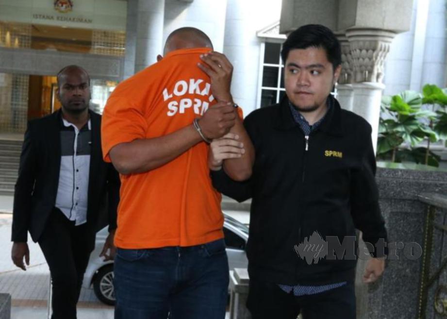 PEGAWAI SPRM membawa suspek bergelar Datuk Seri ke Mahkamah Majistret Putrajaya untuk mendapatkan perintah tahanan reman. FOTO Ahmad Irham Mohd Noor