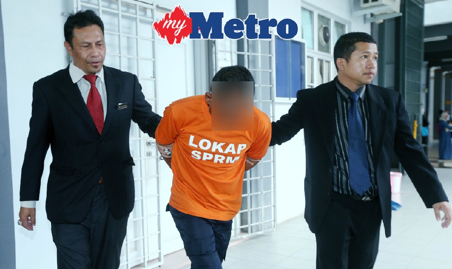 Suspek (tengah) dibawa ke Mahkamah Majistret, Kota Bharu untuk mendapatkan perintah reman. FOTO Zaman Huri Isa