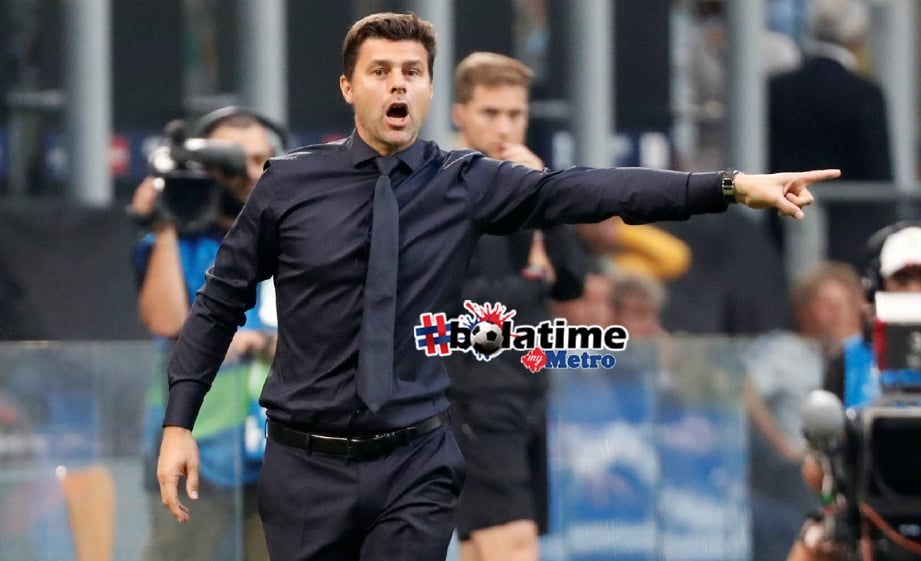 POCHETTINO memberi arahan kepada pemainnya pada perlawanan Kumpulan B Liga Juara-Juara Eropah di San Siro, Milan yang menyaksikan Tottenham Hotspur kecundang 1-2 kepada Inter Milan. FOTO Reuters. 