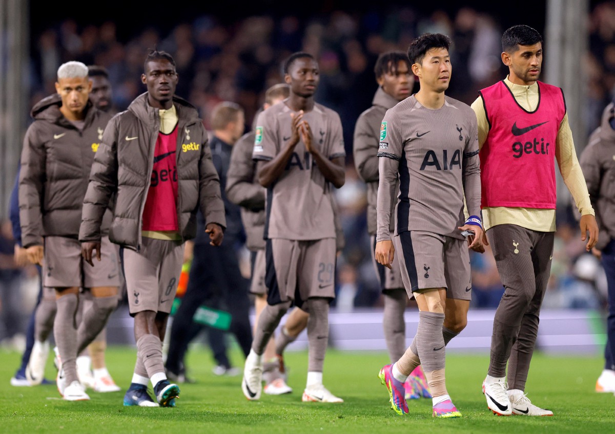 REAKSI kecewa barisan pemain Spurs selepas tamat perlawanan. FOTO REUTERS