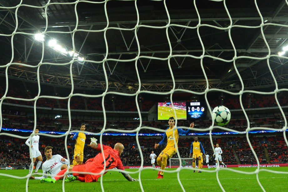 LLORENTE (dua dari kiri) jaring gol sulung ketika Spurs menewaskan APOEL. -Foto AFP