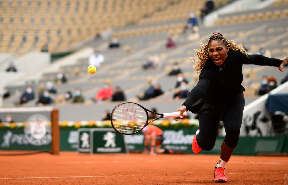 AKSI Serena ketika membalas hantaran Tsvetana. FOTO AFP
