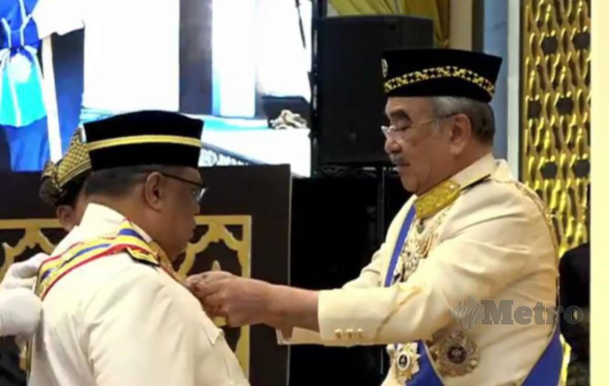 Tun Mohd Ali menganugerahkan DUNM yang membawa gelaran Datuk Seri Utama kepada Ab Rauf Yusoh, hari ini. FOTO AMIR MAMAT