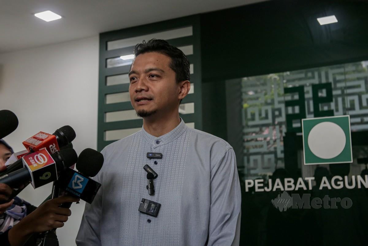 Syahir Che Sulaiman pada sidang media selepas pegawai polis Bukit Aman hadir di Ibu Pejabat Agung PAS bagi mengambil keterangan Abdul Hadi. FOTO HAZREEN MOHAMAD