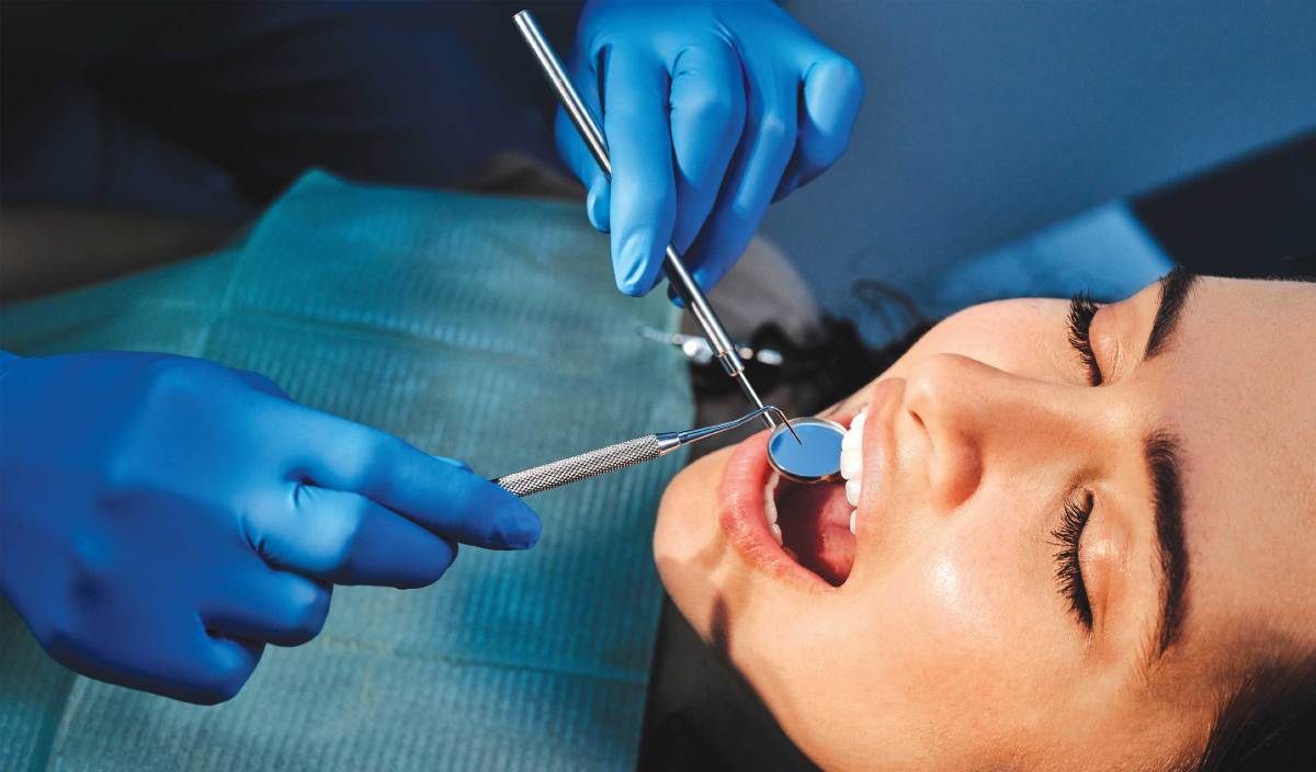 LAKUKAN pemeriksaan dengan pakar pergigian untuk mengetahui masalah kesakitan gigi yang dihadapi.