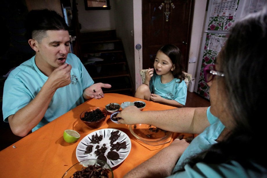 FEDERICO Paniagua dan keluarga makan serangga yang menggantikan protein haiwan dalam makanan mereka. FOTO Reuters.