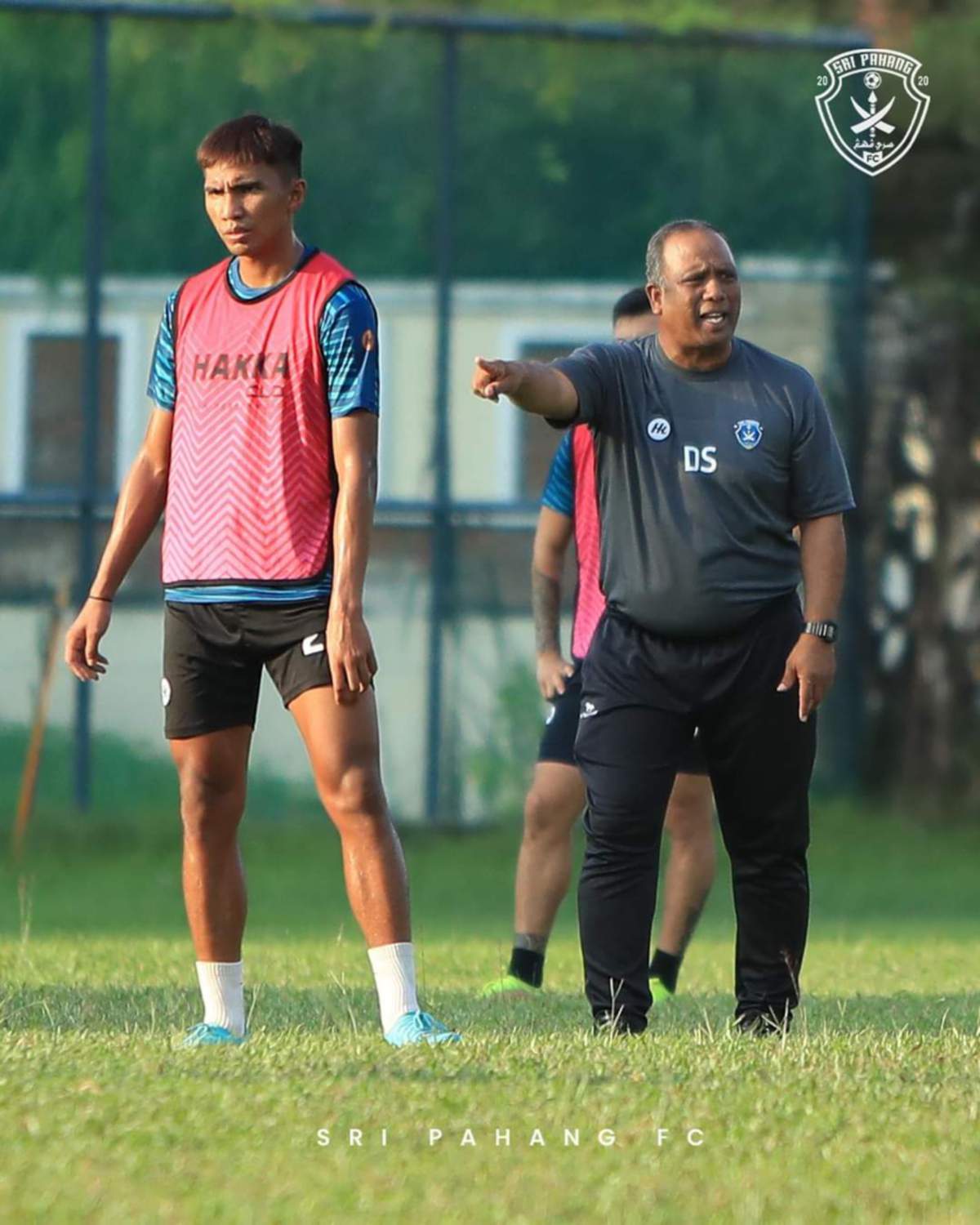 DOLLAH (kanan) ketika sesi latihan. FOTO FOTO Sri Pahang FC