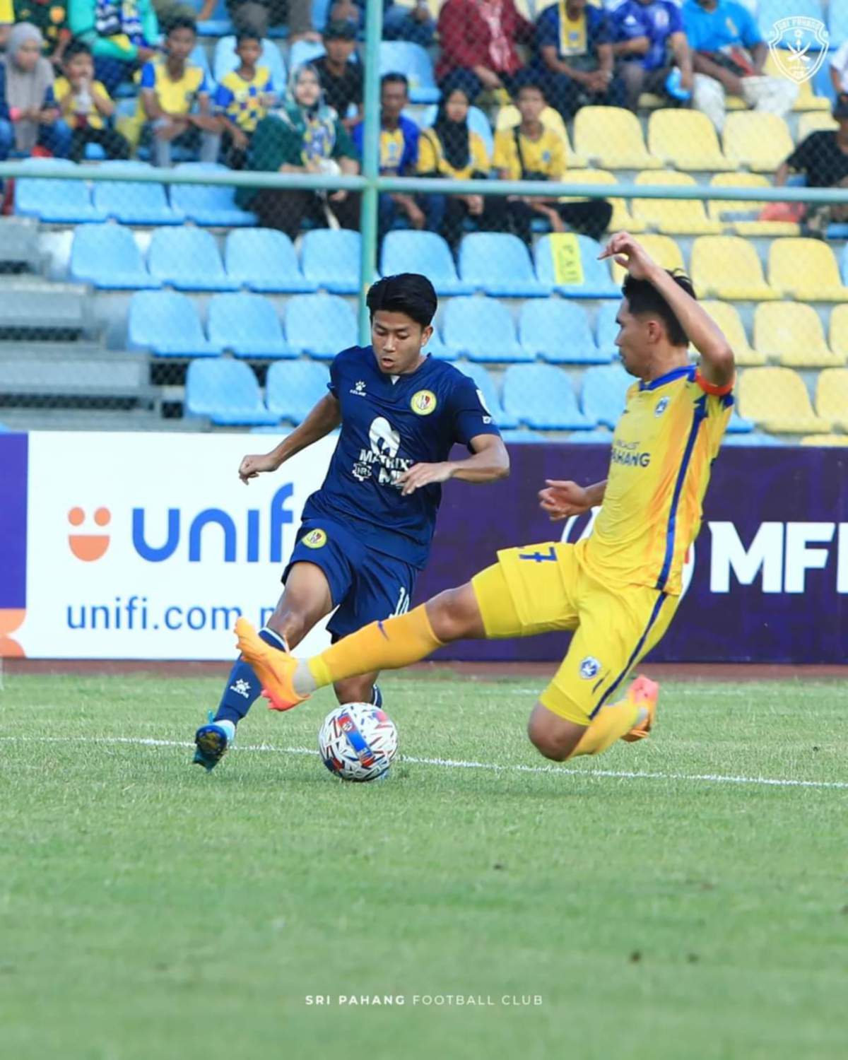 PEMAIN pertahanan Sri Pahang FC, Fadhli Shas (kanan) cuba menghalang pemain Negeri Sembilan pada aksi Liga Super di Stadium Majlis Perbandaran Temerloh. FOTO SRI PAHANG FC