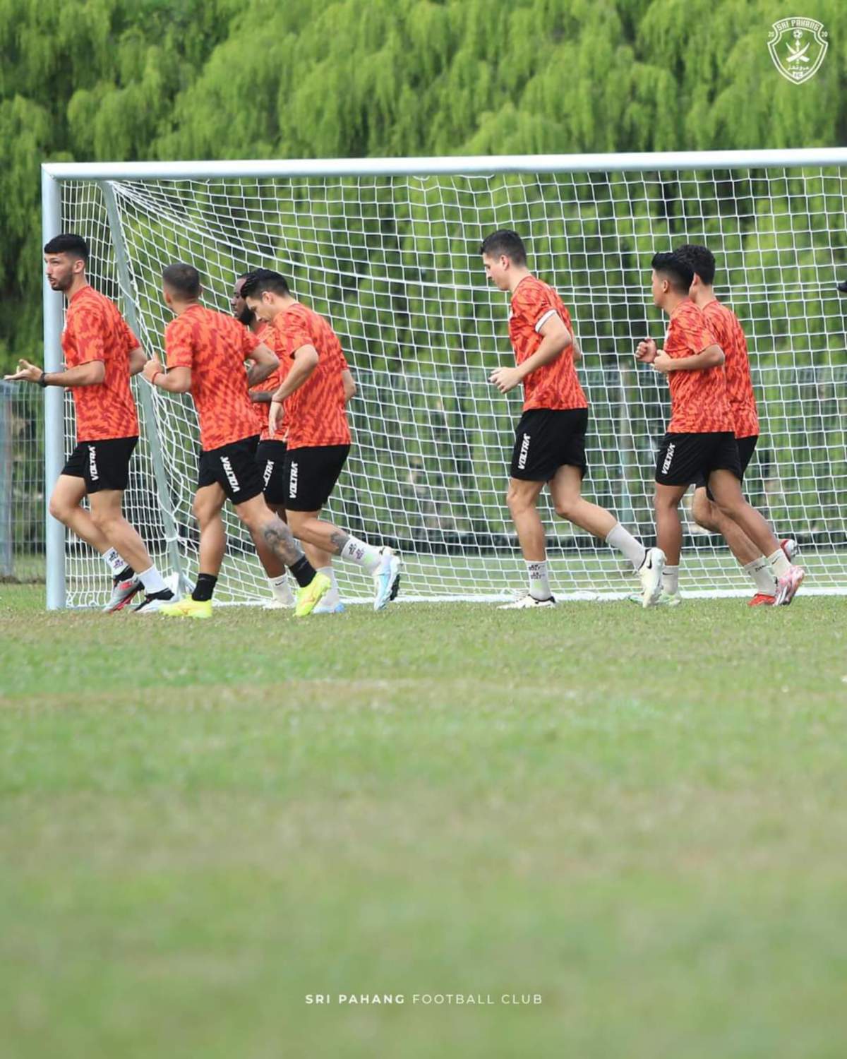 PEMAIN Sri Pahang FC menjalani Latihan di padang Taman Gelora, Kuantan. FOTO Sri Pahang FC