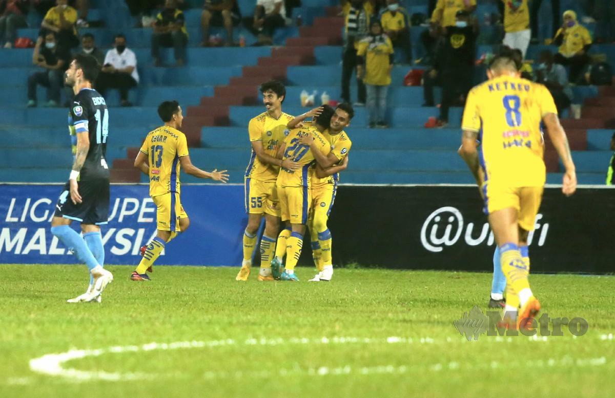 PEMAIN pasukan Sri Pahang FC meraikan jaringan gol oleh Azam Azih (tengah) ketika menentang Penang FC. FOTO Farizul Hafiz Awang