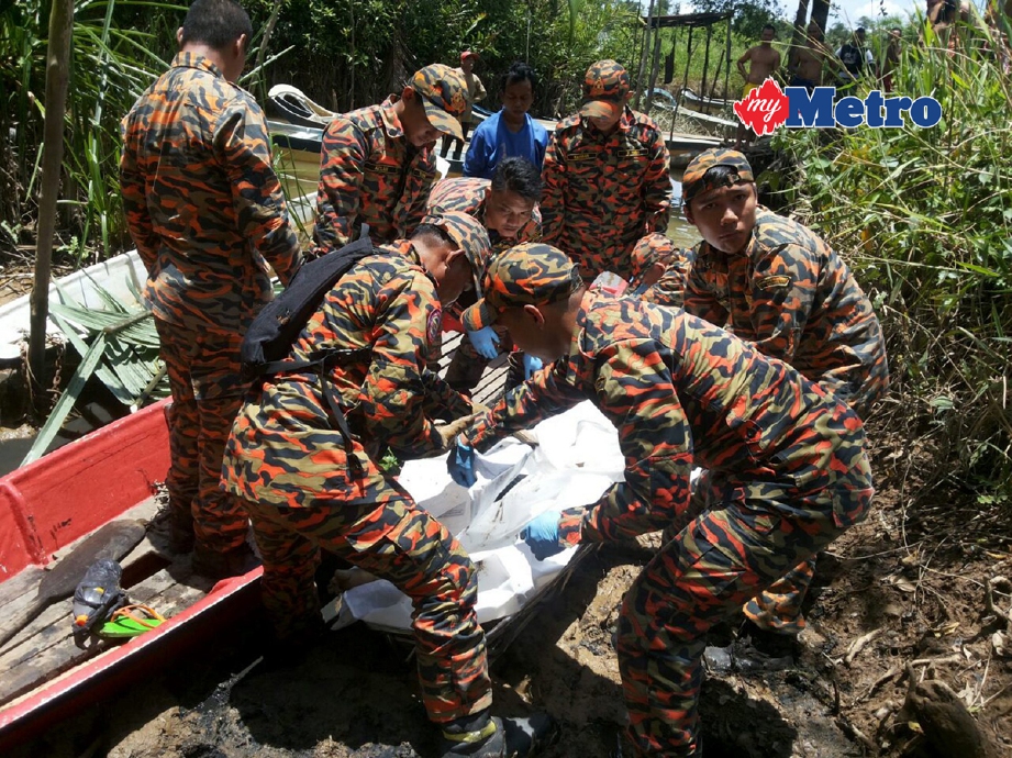  Anggota Bomba dan Penyelamat Sarikei membawa naik mayat Labi Jaman, 63, yang ditemui lemas di Ulu Sungai Selangan hari ini. - Foto BERNAMA 