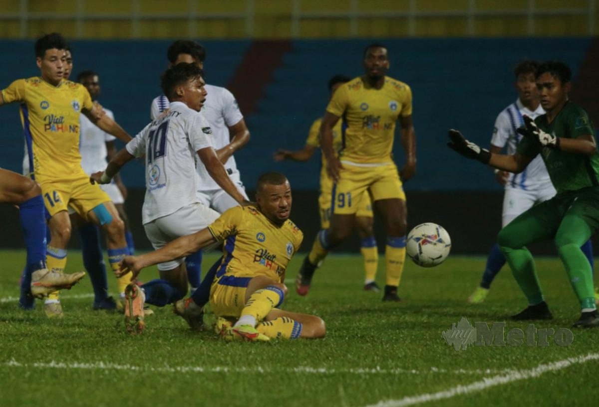 Pemain Sri Pahang FC, Mahmoud Saleem Mahmoud Za'tara, melakukan percubaan ke arah gawang pasukan Manjung City FC, pada aksi Piala FA. FOTO Farizul Hafiz Awang