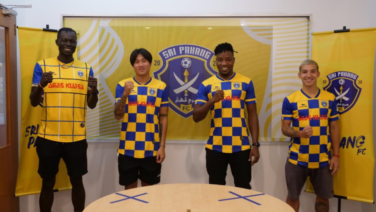 Pemain import baharu Sri Pahang FC (dari kiri), Kenny Anthiu, Aung Kaung Mann, Abubakar Yakubu dan Manuel Hidalgo. FOTO Sri Pahang FC