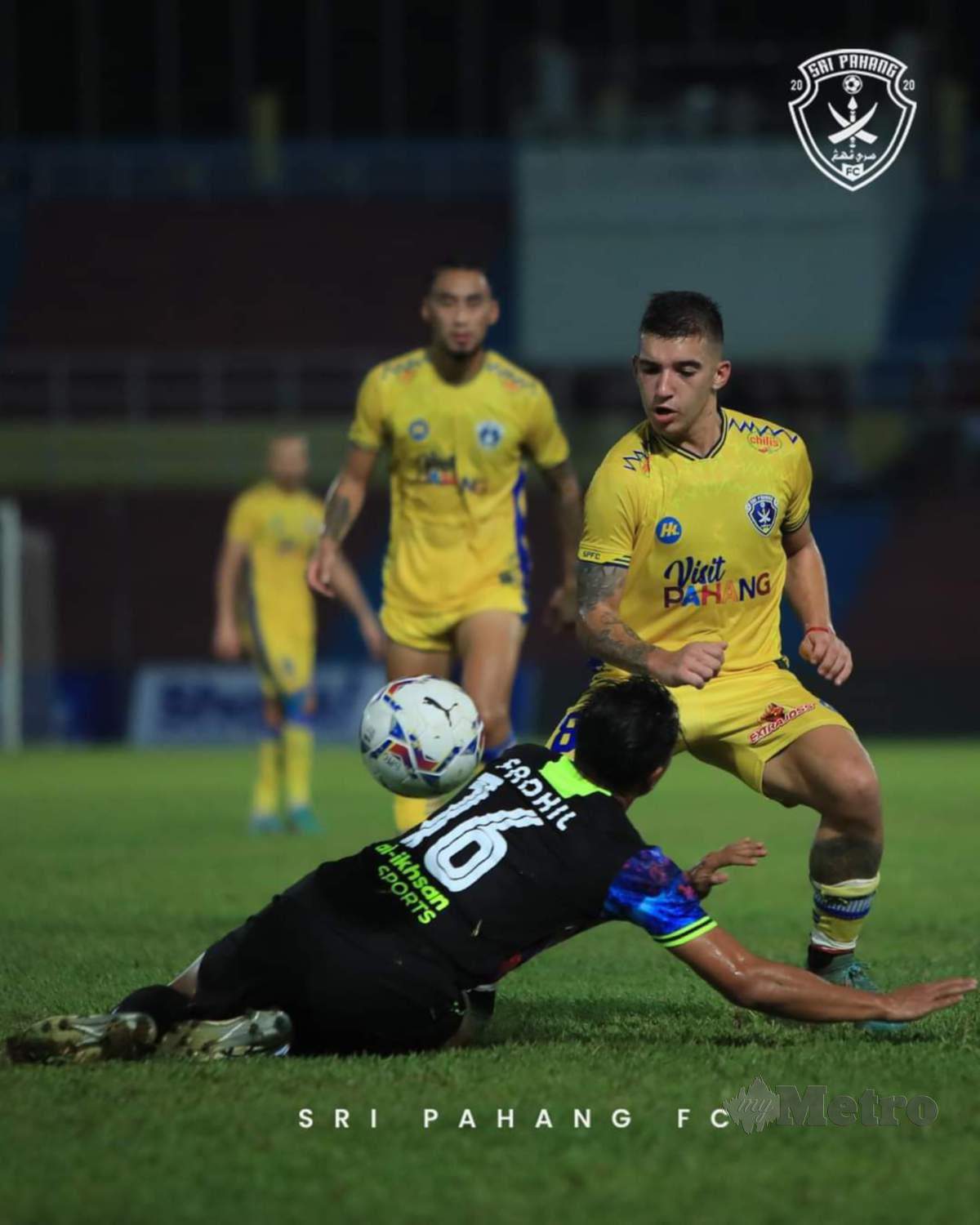 PEMAIN Sri Pahang FC, Manuel Hidalgo cuba disekat pemain Melaka United. -FOTO Ihsan Sri Pahang FC
