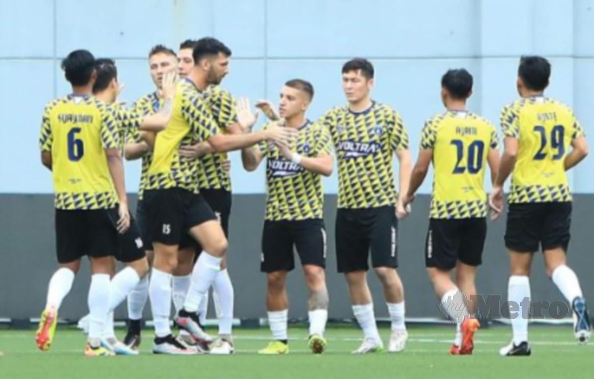 PEMAIN Sri Pahang meraikan jaringan ketika perlawanan persahabatan dengan kelab Singapura, baru-baru ini. FOTO SRI PAHANG