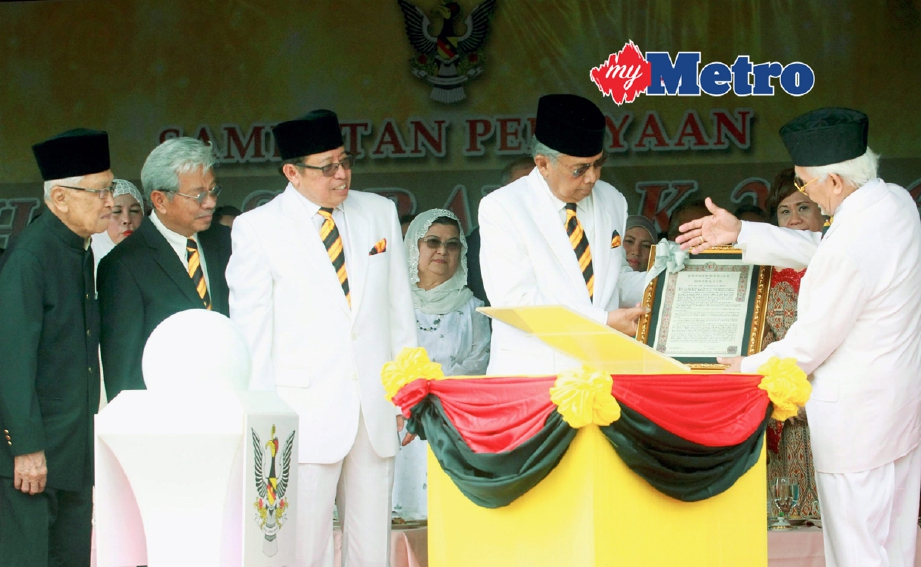 Yang Di-Pertua Negeri Tun Abdul Taib Mahmud (kanan) dan Ketua Menteri Sarawak Tan Sri Adenan Satem (dua dari kanan) ketika perasmian sambutan Hari Sarawak di Tebingan Kuching, hari ini. - Foto CHE RANI CHE DIN