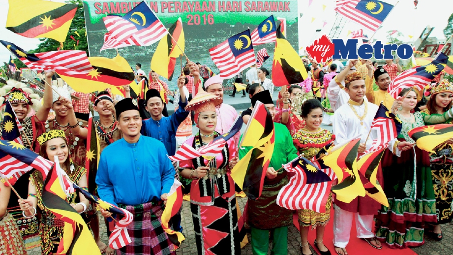 Sebahagian peserta yang mengambil bahagian dalam sambutan Hari Sarawak, di Tebingan Kuching, hari ini. - Foto RANI CHE DIN