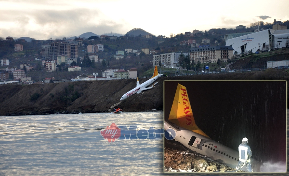 Keadaan Boeing 737-800 milik Pegasus Airlines yang tergantung di tebing Lapangan Terbang Trabzon, Turki. - Foto REUTERS/EPA