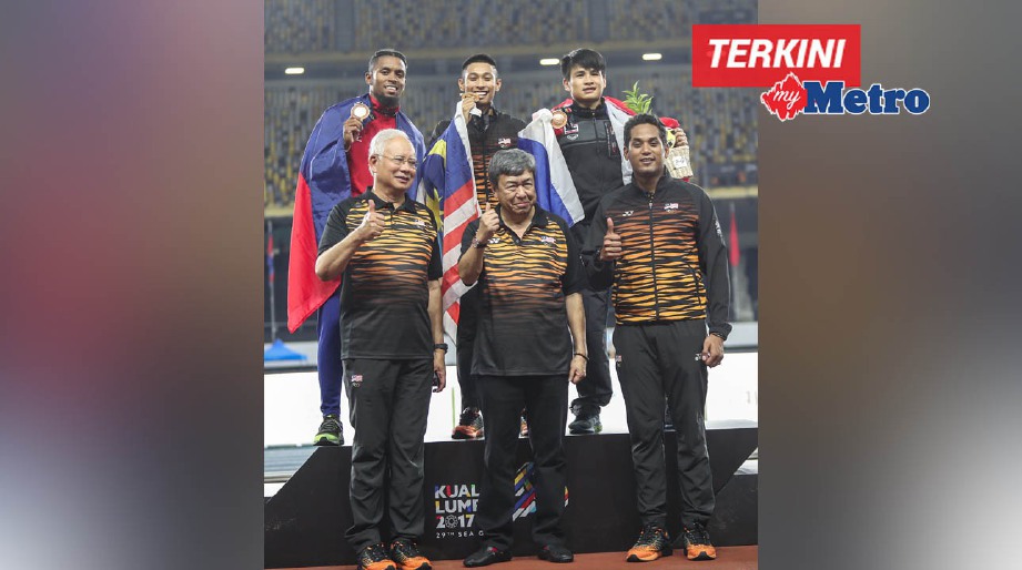 Najib bersama Sultan Selangor, Sharafuddin Idris Shah (tengah) dan Menteri Belia dan Sukan, Khairy Jamaluddin bergambar bersama Eric, Khairul dan Nasuwun. FOTO OSMAN ADNAN