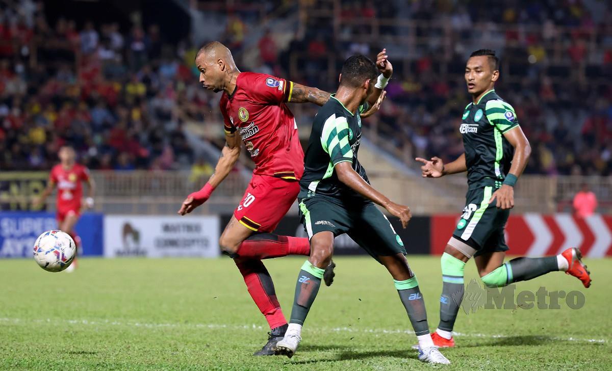 PEMAIN Negeri Sembilan, Gustavo Dos Santos (kiri) melepasi kawalan pemain Melaka United pada perlawanan Liga Super di Stadium Tuanku Abdul Rahman, Paroi, malam tadi. FOTO Bernama