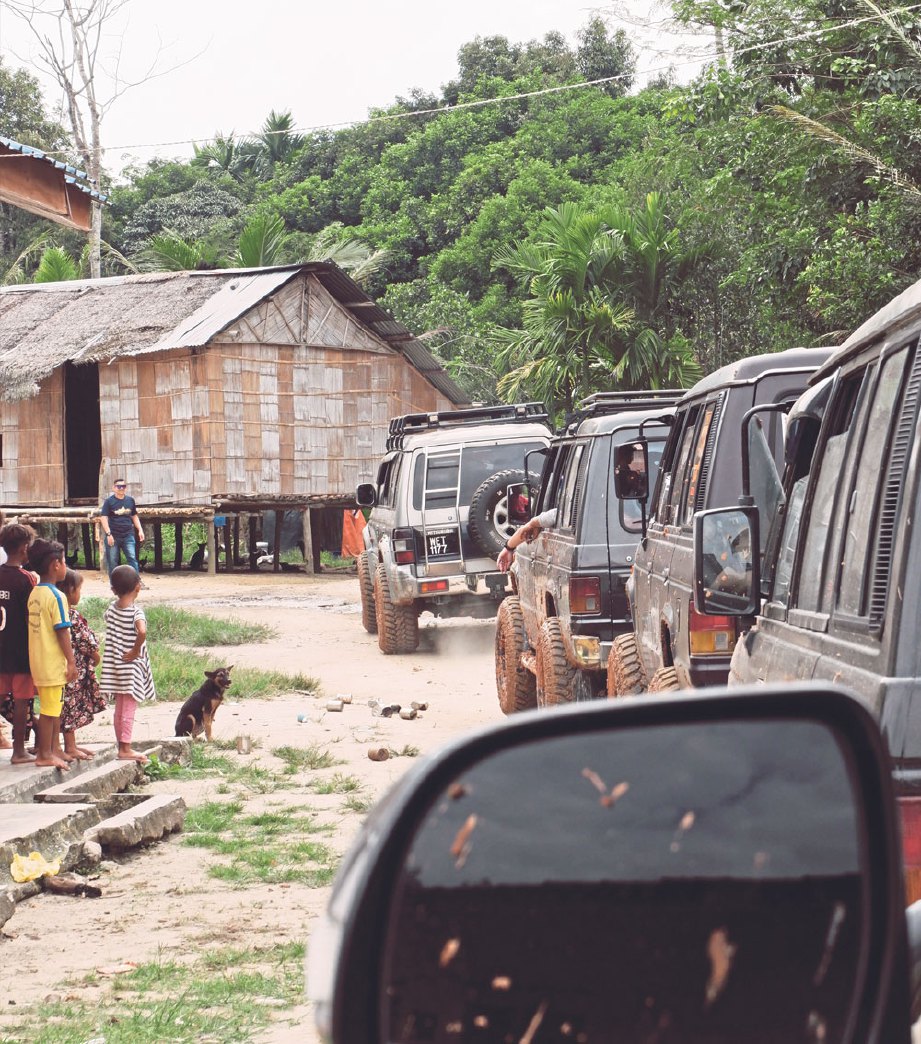 ROMBONGN kenderaan pacuan empat roda memasuki Kampung Rakoh.