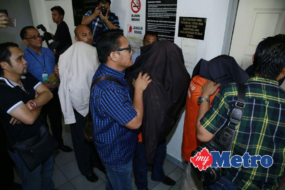 Tiga suspek termasuk pengarah agensi Kerajaan Persekutuan di Labuan dibawa ke Mahkamah Majistret Labuan pagi tadi. - Foto Ihsan SPRM