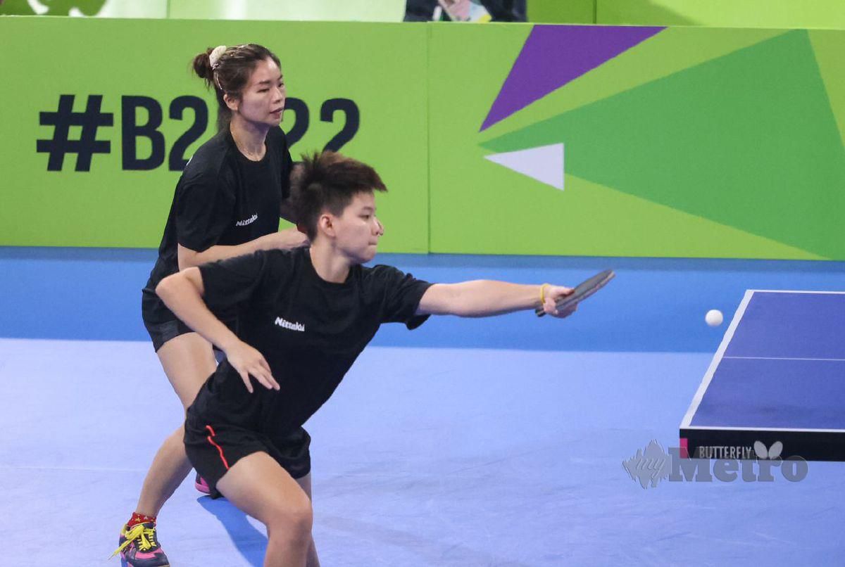AKSI beregu wanita ping pong negara, Ho Ying dan Karen Lyne ketika menentang pemain Singapura pada peringkat akhir di National Exhibition Centre. FOTO Aswadi Alias