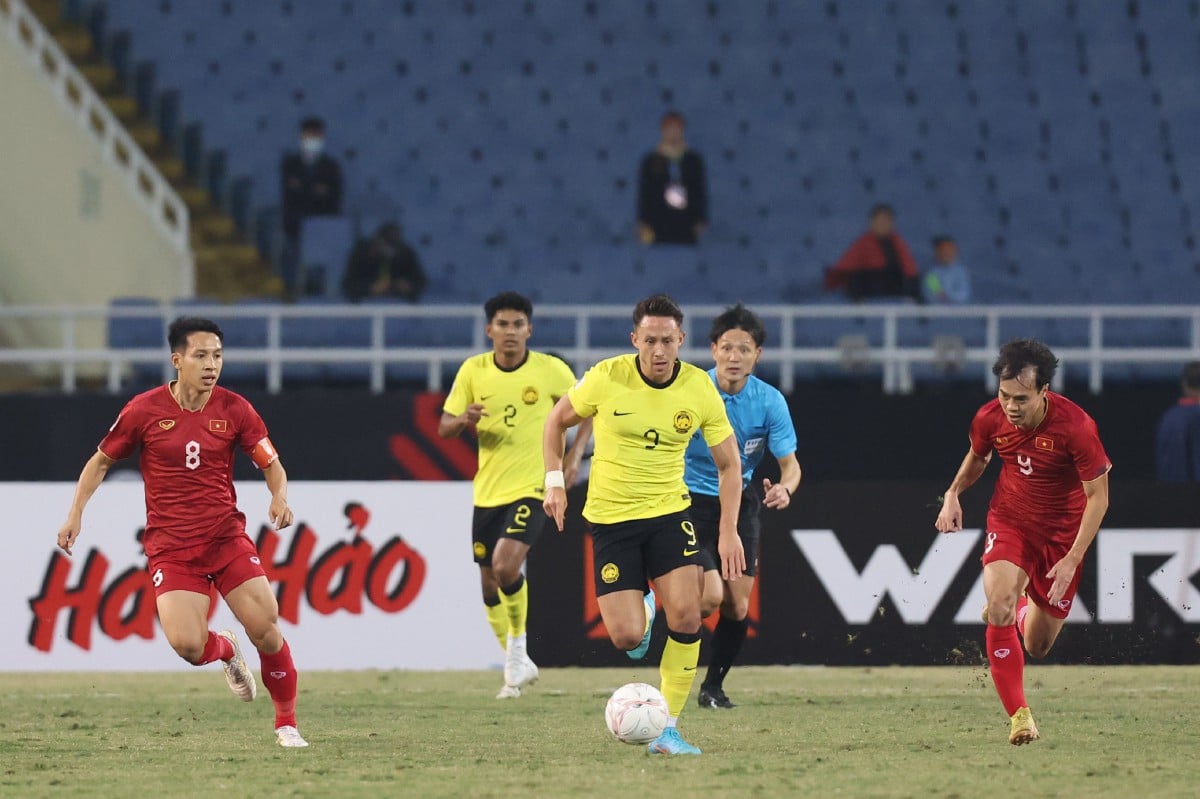 PEMAIN skuad kebangsaan, Darren Lok mengawal bola pada aksi perlawanan Kumpulan B AFF Mitsubishi Electric Cup 2022 di antara Malaysia menentang Vietnam di Stadium Nasional My Dinh malam ini. FOTO Bernama