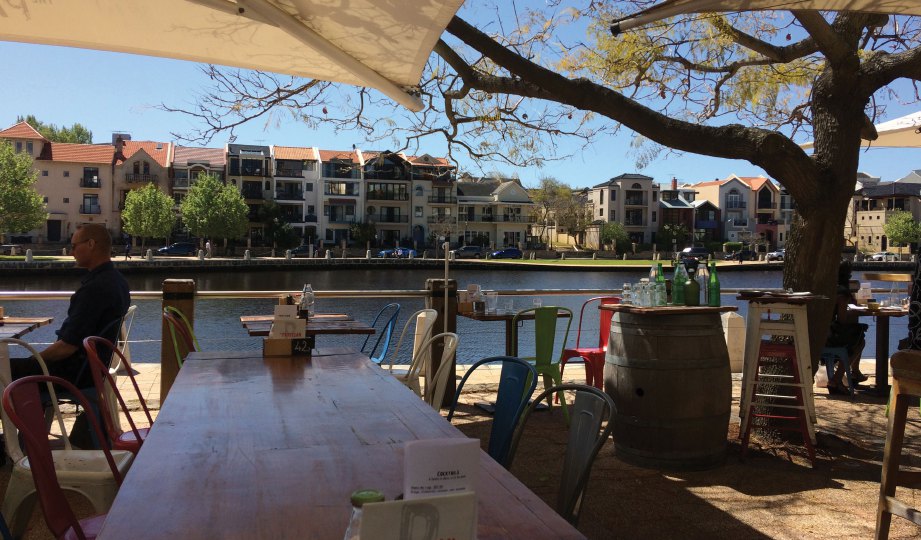 TEMPAT duduk di luar restoran di pesisiran Sungai Swan.