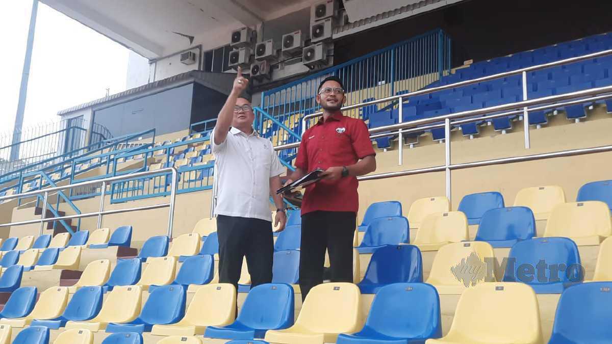 FADZLI (kiri) ketika meninjau kemudahan di Stadium Darul Makmur, Kuantan. FOTO ASROL AWANG 
