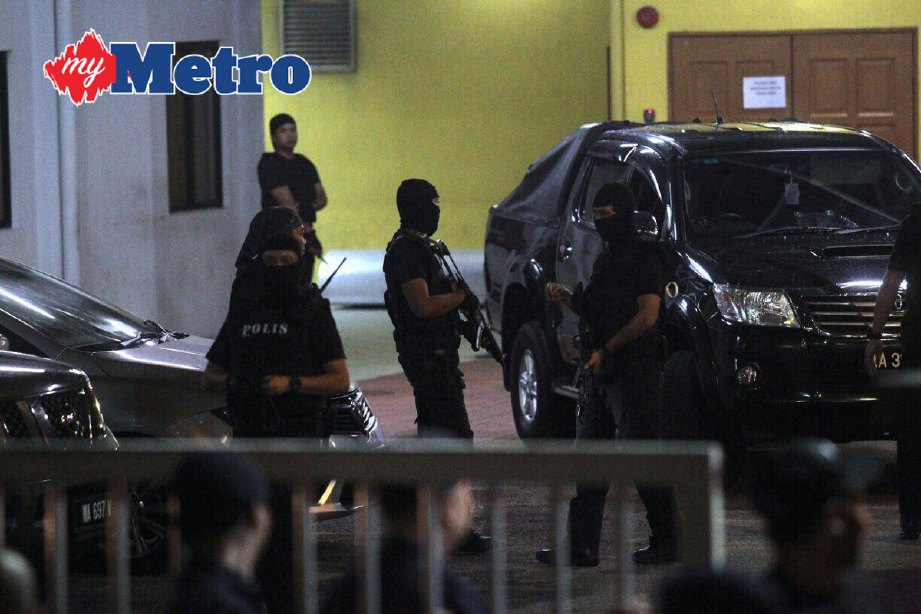 Pegawai dan anggota Stafoc melakukan kawalan di IPFN Hospital Kuala Lumpur. FOTO Khairul Azry Bidin