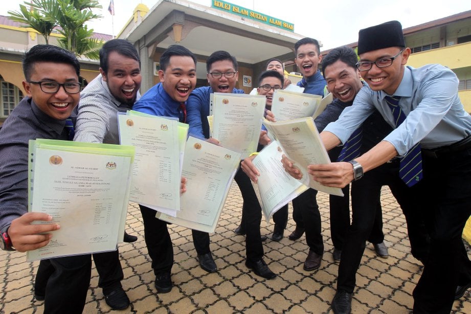 (Gambar fail) Sebahagian daripada 21 pelajar Kolej Islam Sultan Alam Shah (KISAS) menunjukkan keputusan Sijil Tinggi Agama Malaysia (STAM) 2016 yang diumumkan tahun lalu. FOTO Intan Nur Elliana Zakaria 