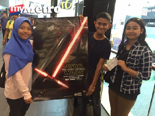 Tiga beradik ceria dapat membeli tiket, sekali gus menonton filem Star Wars: The Force Awakens di GSC Mid Valley, hari ini. FOTO Mior Azlan
